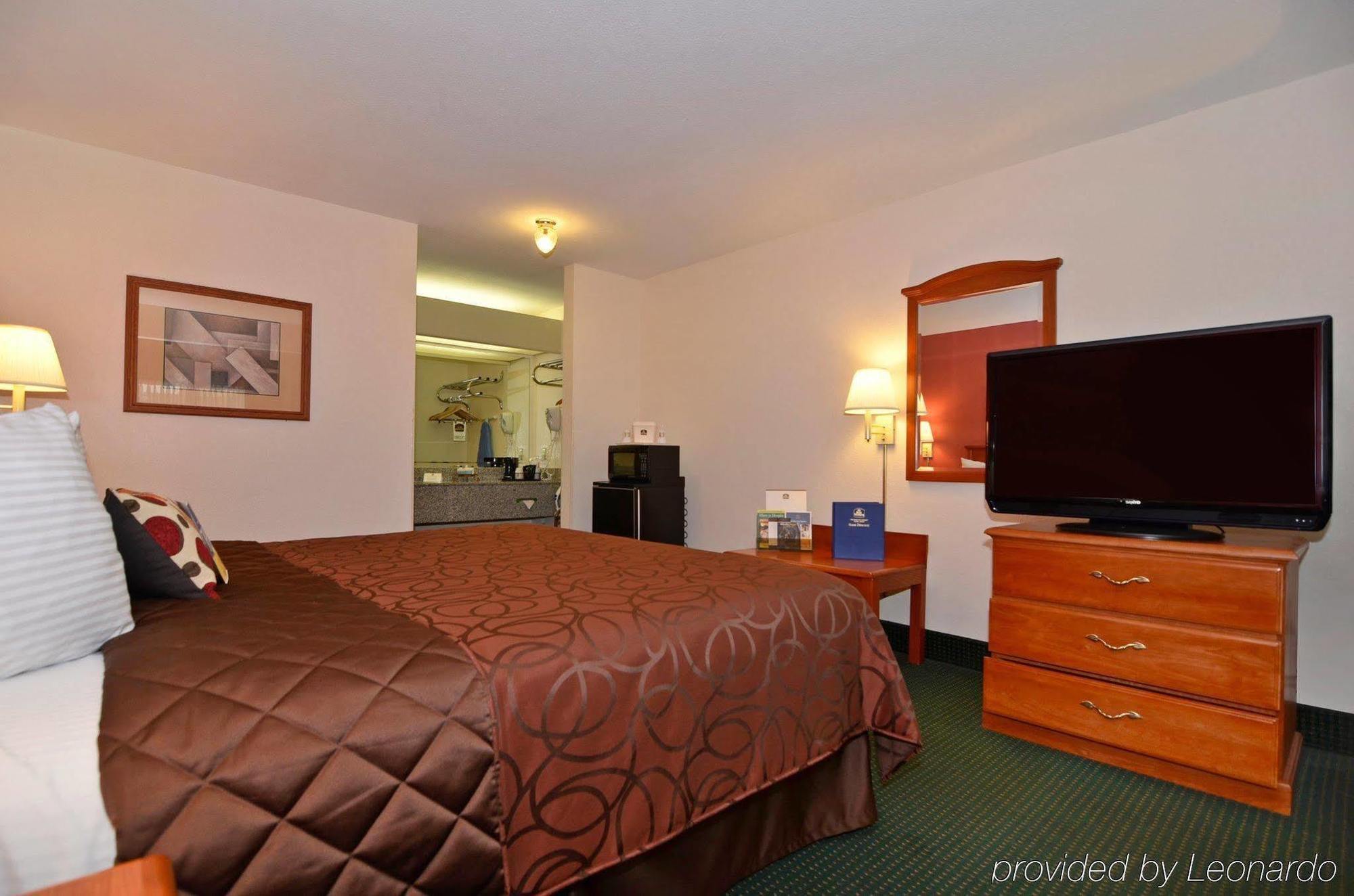 Econo Lodge Inn & Suites Memphis Room photo